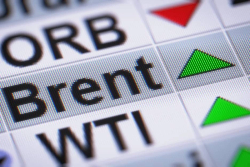 Нефть Brent достигла уровня выше 0 за баррель впервые за четыре года