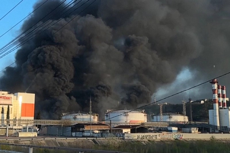В Туапсе потушили пожар на НПЗ после атаки беспилотников
