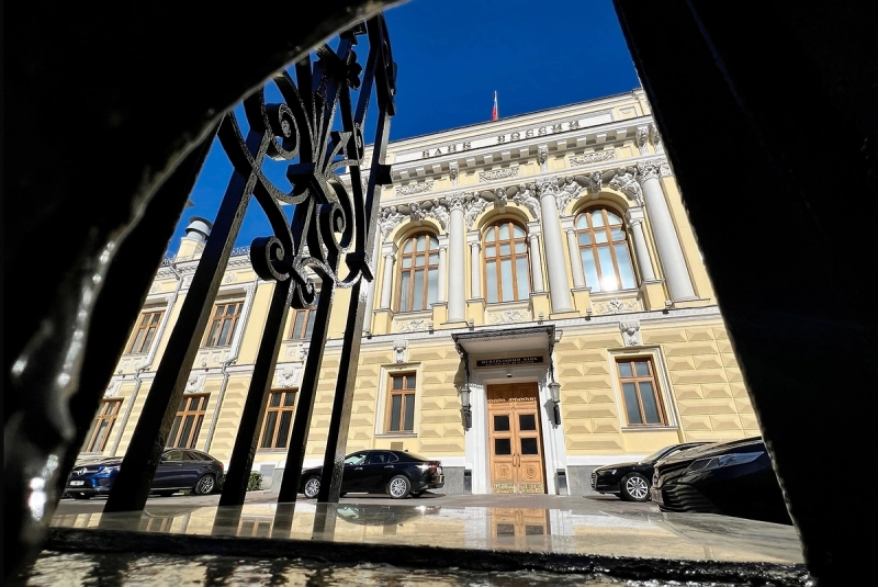 ЦБ рекомендовал банкам тщательнее проверять источники при внесении крупных сумм