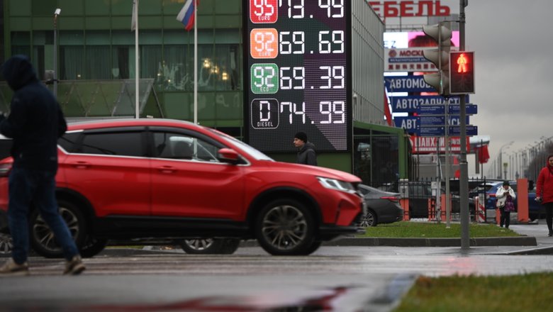 Разница 750 рублей на 200 км: Названа скорость, при которой машина ест меньше всего бензина