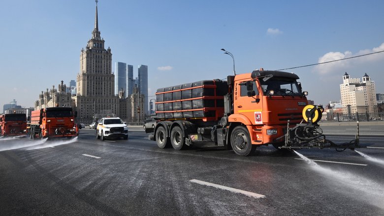 В Москве более 2 тыс. объектов промыли после зимы