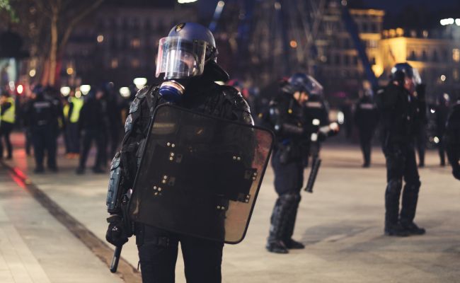 В Париже не менее 12 человек пострадали при беспорядках