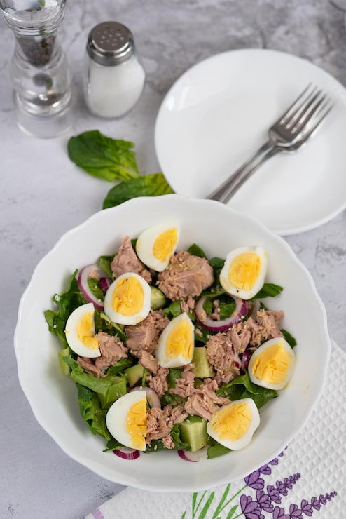 Как сделать салат с тунцом и яйцом пашот
