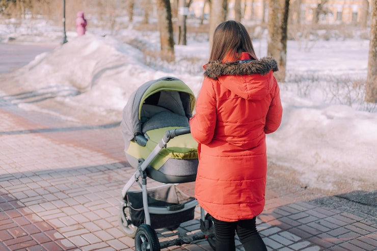 Сколько нужно гулять с новорожденным зимой