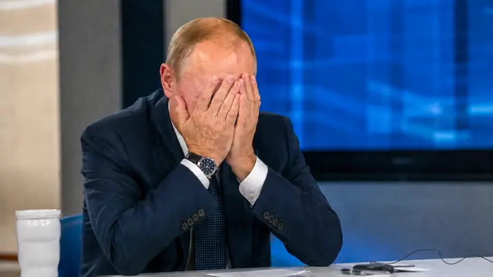 «Всё же лучше, чем запереться в бункере»: Вражеские сетки пояснили, почему Путин поедет на ПМЭФ