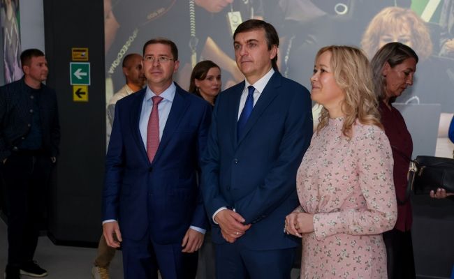 Кравцов проанонсировал президентский указ об особом статусе российских педагогов
