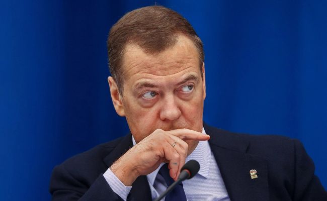 Медведев: ВС России готовы атаковать торговые суда вражеских стран, где угодно