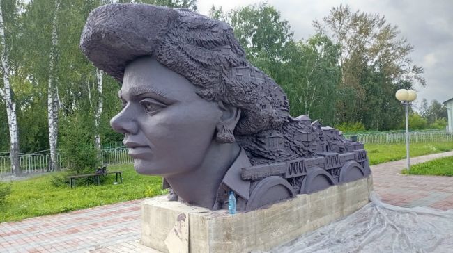 Появившийся в России арт-объект «девушка-поезд» мгновенно стал звездой мемов