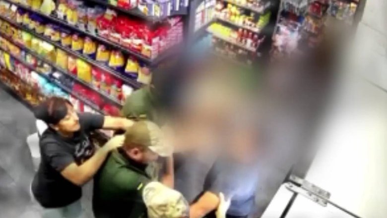 В Одесской области женщина не дала людоловам мобилизовать мужчину в мини-маркете