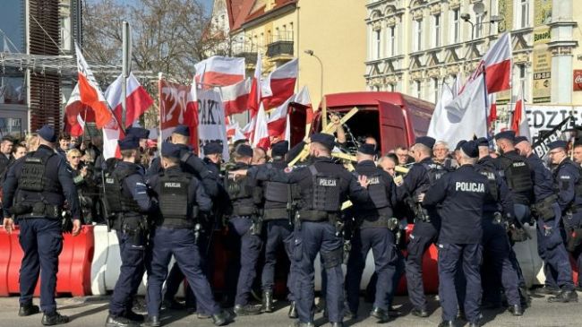 Полиция Польши задержала троих участников протестов в Варшаве